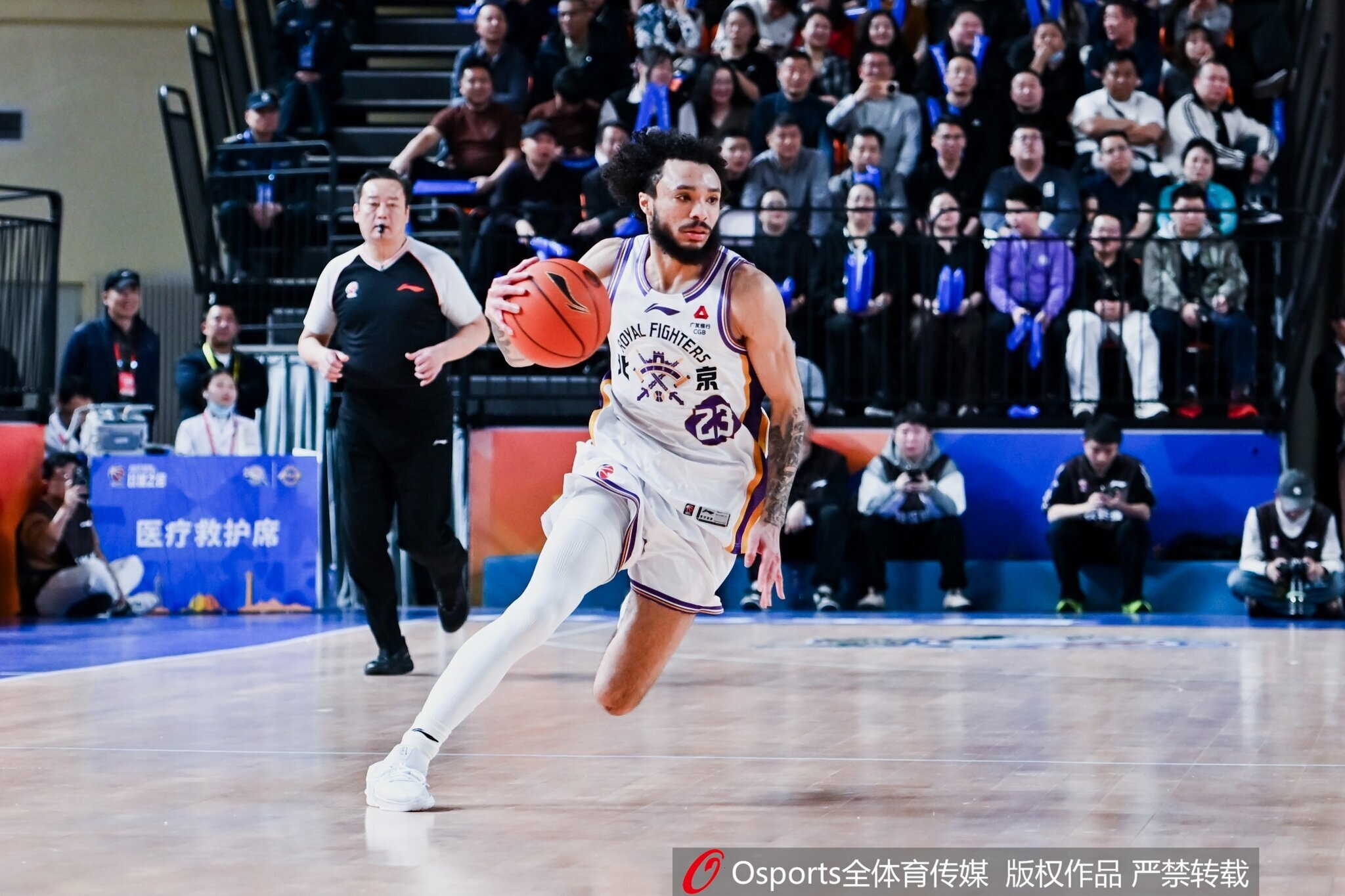 爵士官方：球队已经签下了中锋乔纳斯·艾杜和后卫杰伦·豪斯