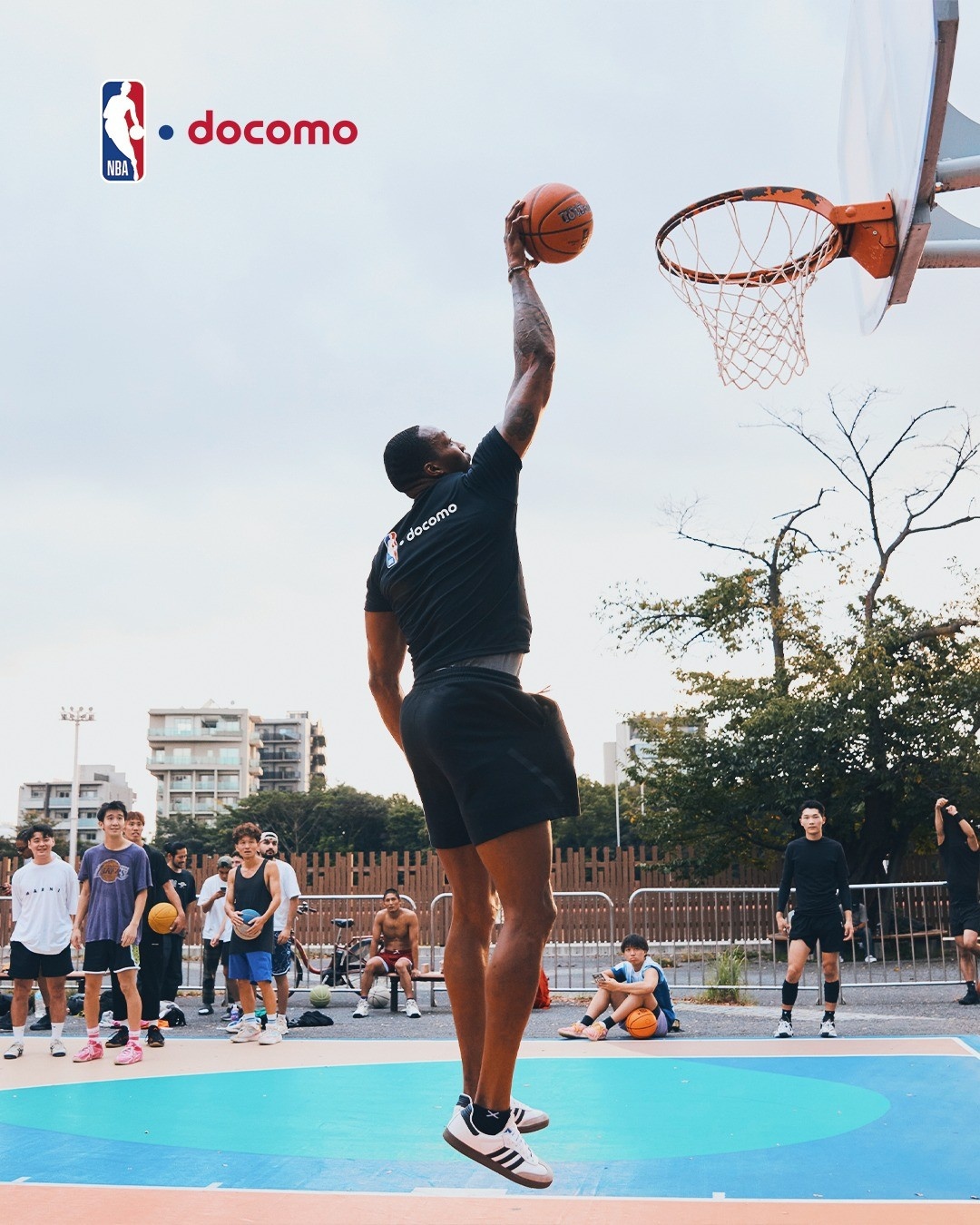 霍华德现身日本参加NBA公益活动 与小球迷亲切击掌互动